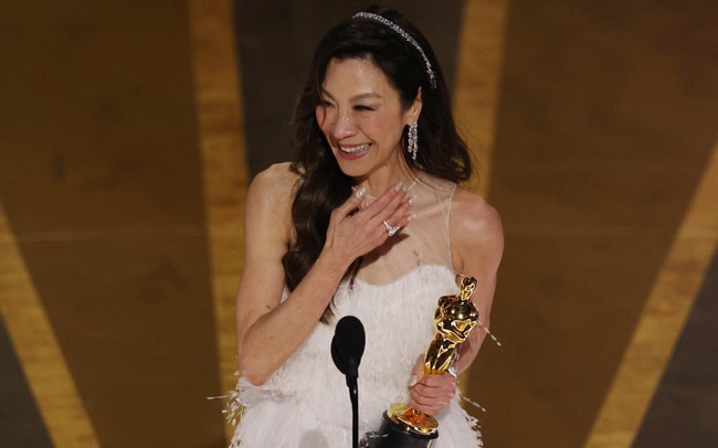 duong tu quynh nhan giai nu dien vien xuat sac tai oscar 2023 hinh 1