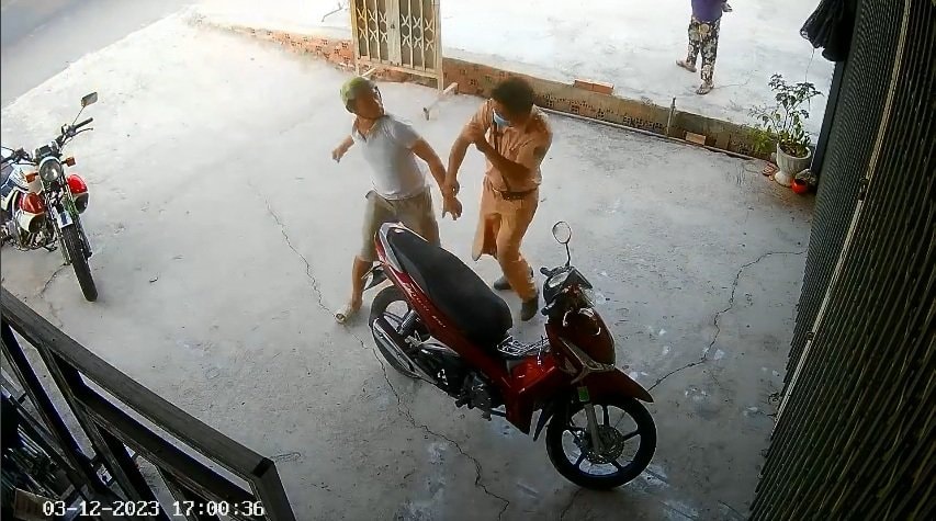 thanh nien co tien an vi pham nong do con hanh hung canh sat giao thong hinh 1