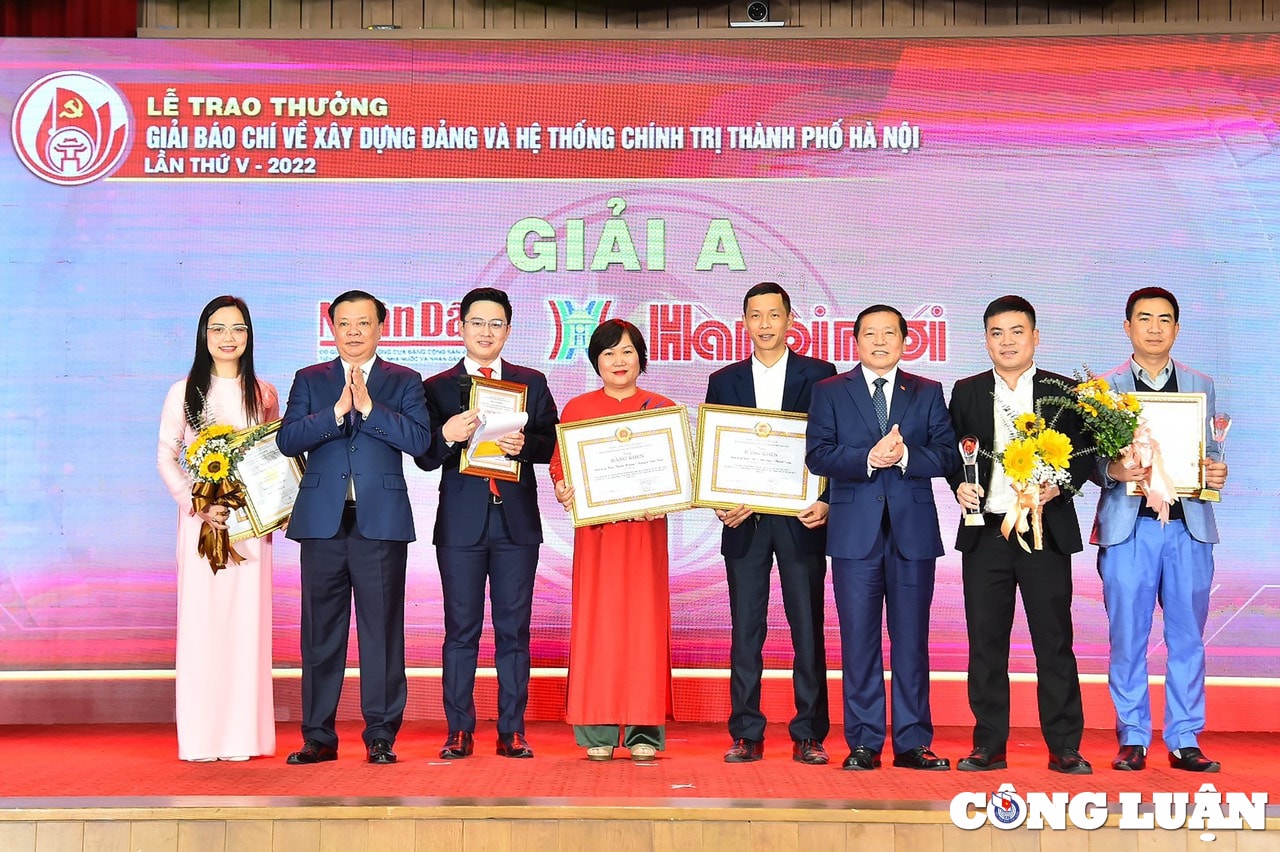 ha noi trao giai cho cac tac pham bao chi xuat sac ve xay dung dang va he thong chinh tri hinh 2