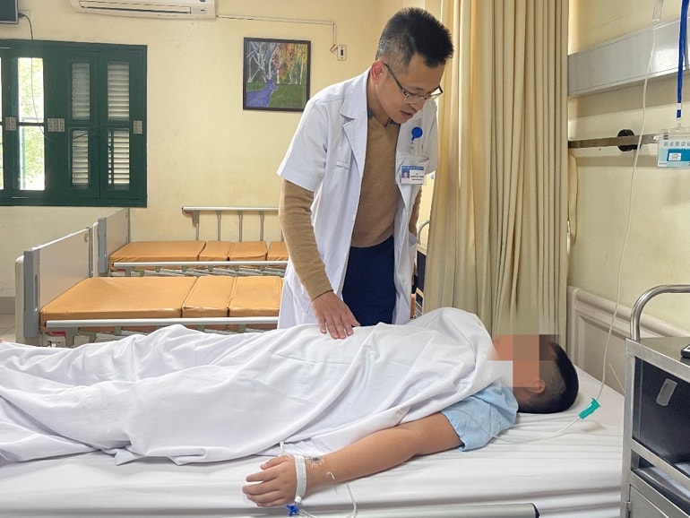 dieu tri sai mot thieu nien bi cat tinh hoan dau don hinh 1