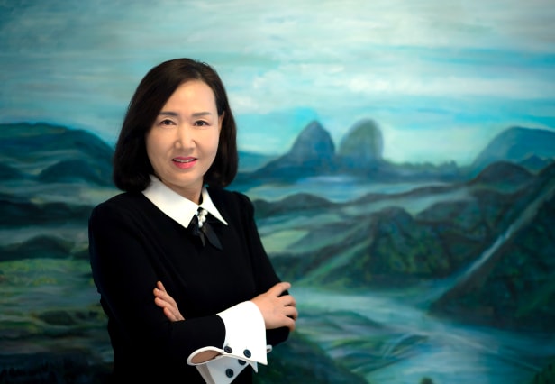 hoa si van duong thanh julia oh mo trien lam cuoc vien du cua sac mau hinh 11