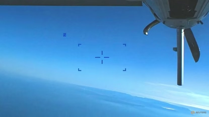 nga trao thuong cho phi cong ban ha uav my hinh 1