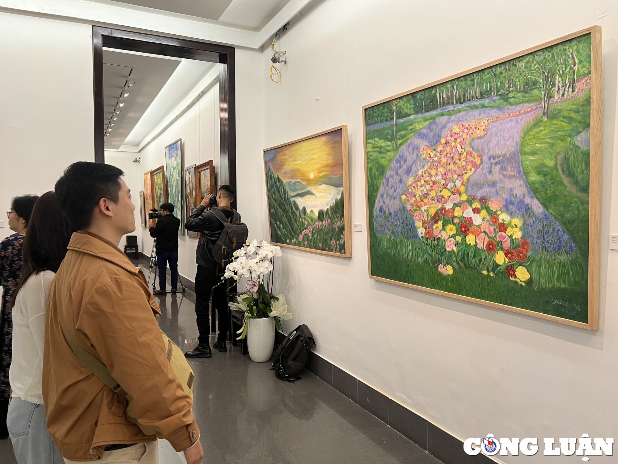 hoa si van duong thanh julia oh mo trien lam cuoc vien du cua sac mau hinh 3