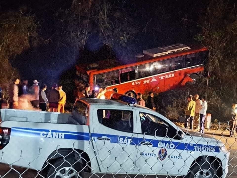 xe khach tong vao taluy duong mot nguoi tu vong hinh 1