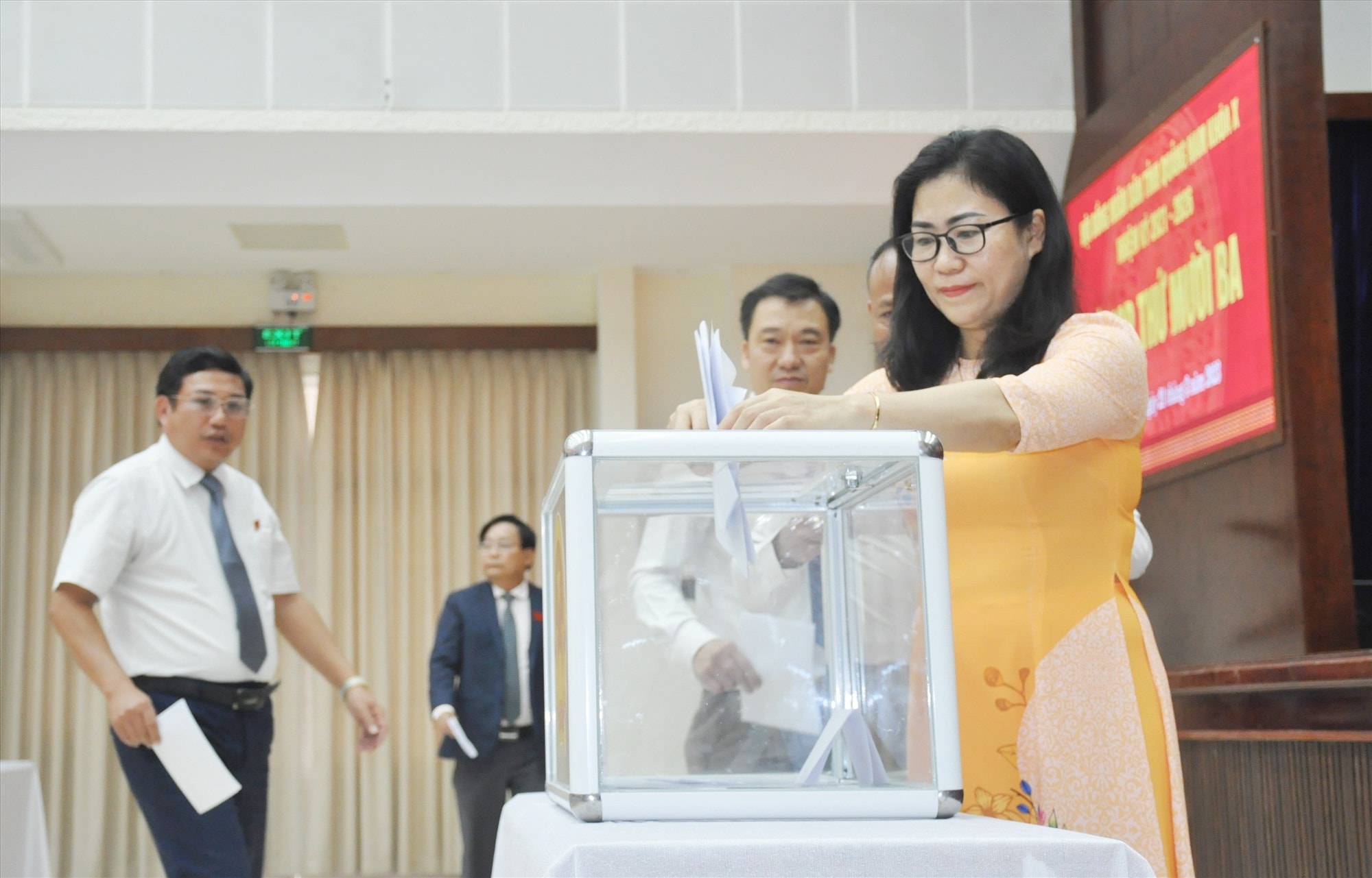 cho thoi lam dai bieu hdnd tinh quang nam khoa x doi voi ong nguyen viet dung hinh 1