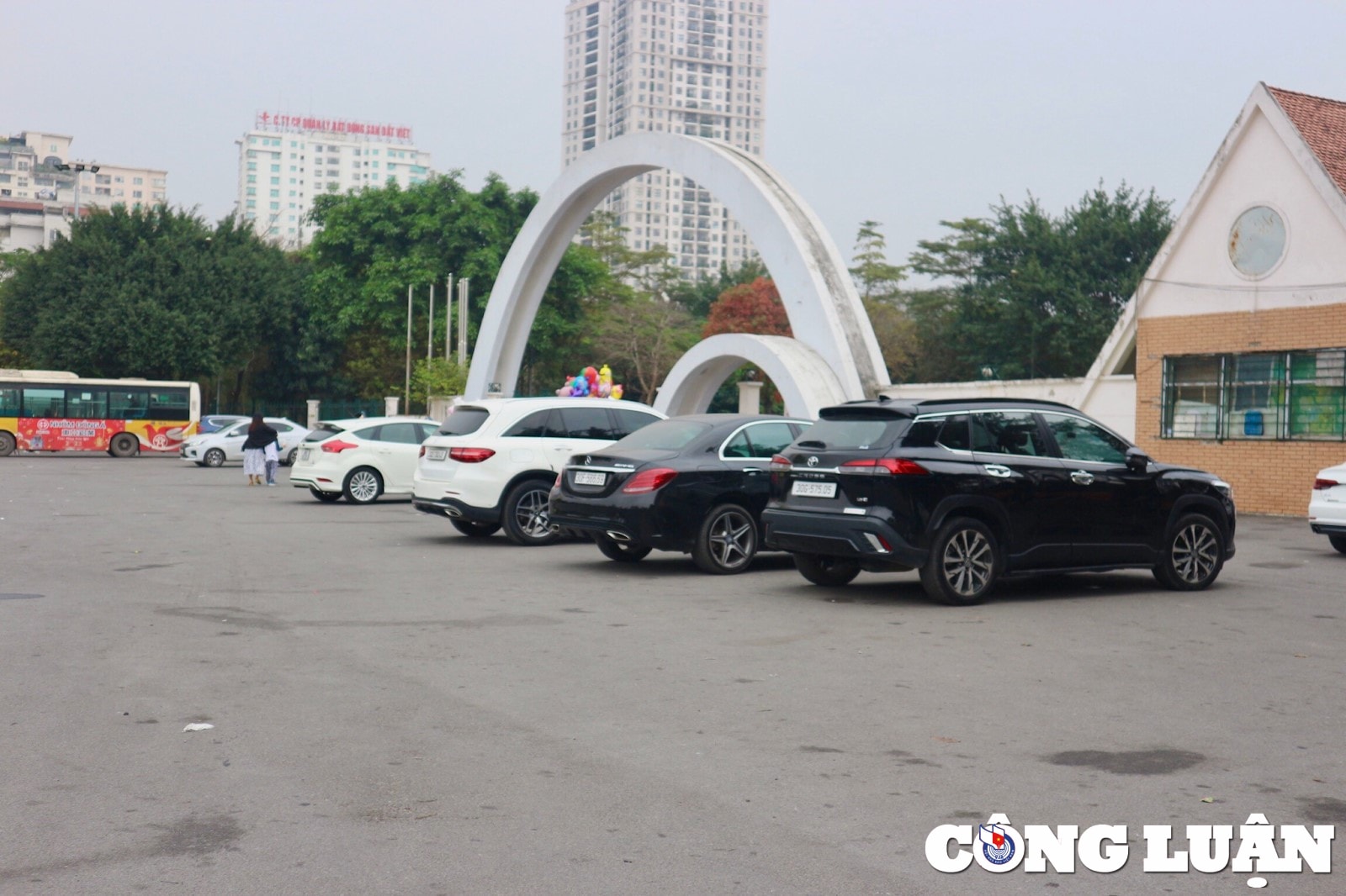 ha noi cong vien cau giay xuong cap bi chiem dung lam bai do xe hinh 1