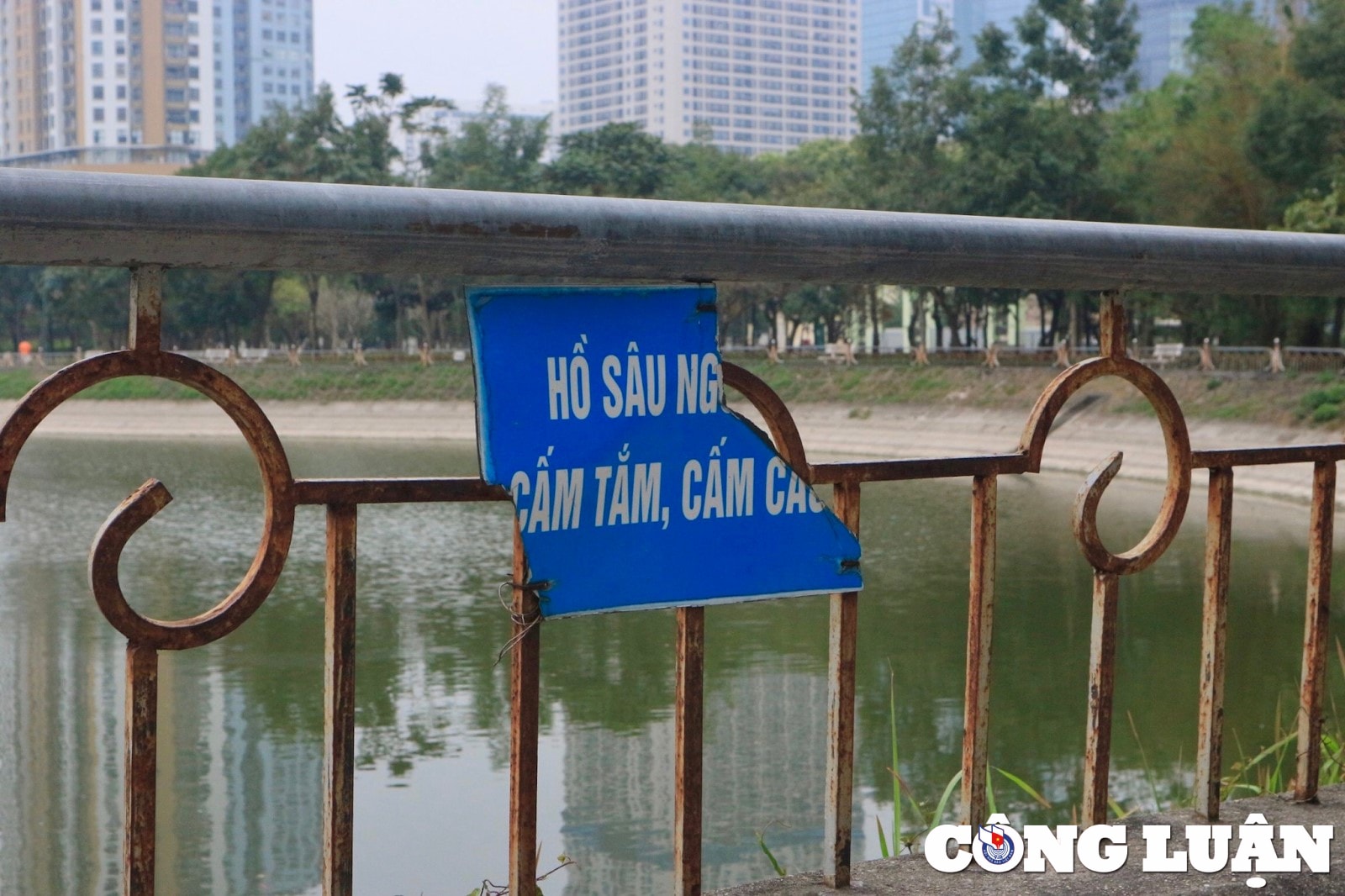 ha noi cong vien cau giay xuong cap bi chiem dung lam bai do xe hinh 9