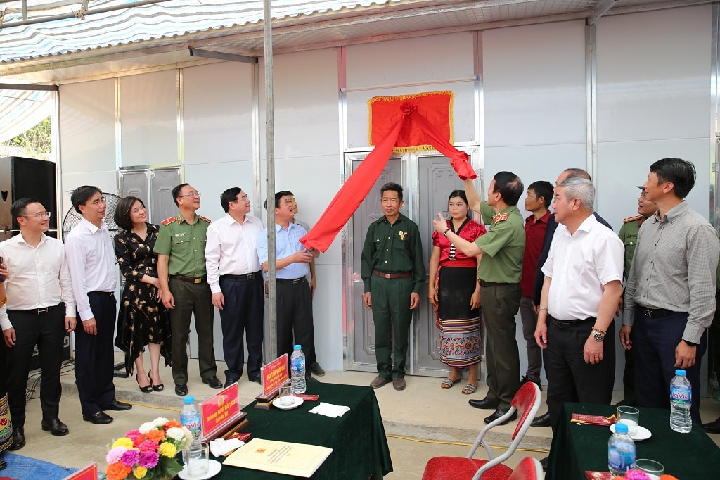bo cong an ban giao nha tinh nghia tang ho ngheo ho kho khan tai nghe an hinh 1