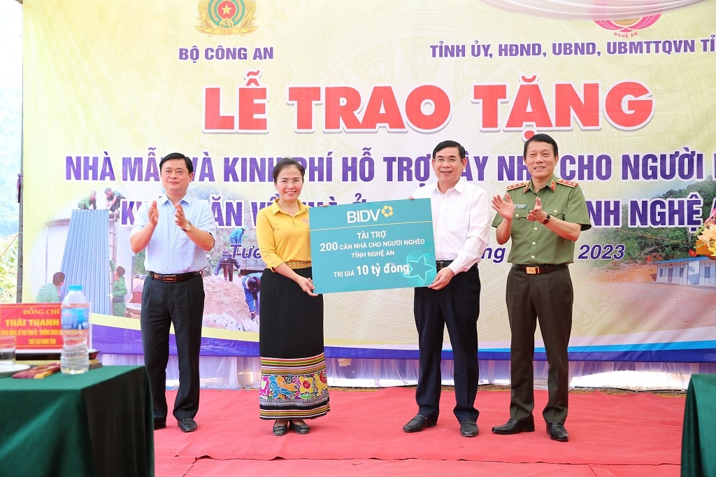 bo cong an ban giao nha tinh nghia tang ho ngheo ho kho khan tai nghe an hinh 4