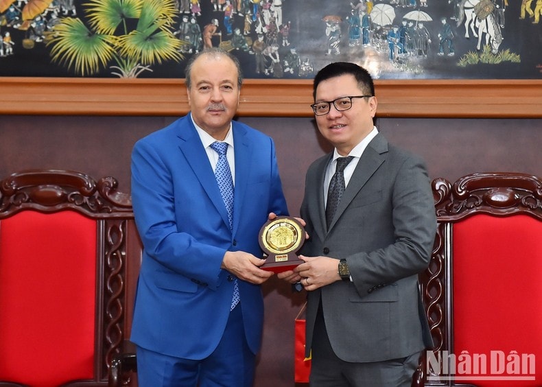 dong chi le quoc minh tiep dai su dac menh toan quyen algeria tai viet nam hinh 1