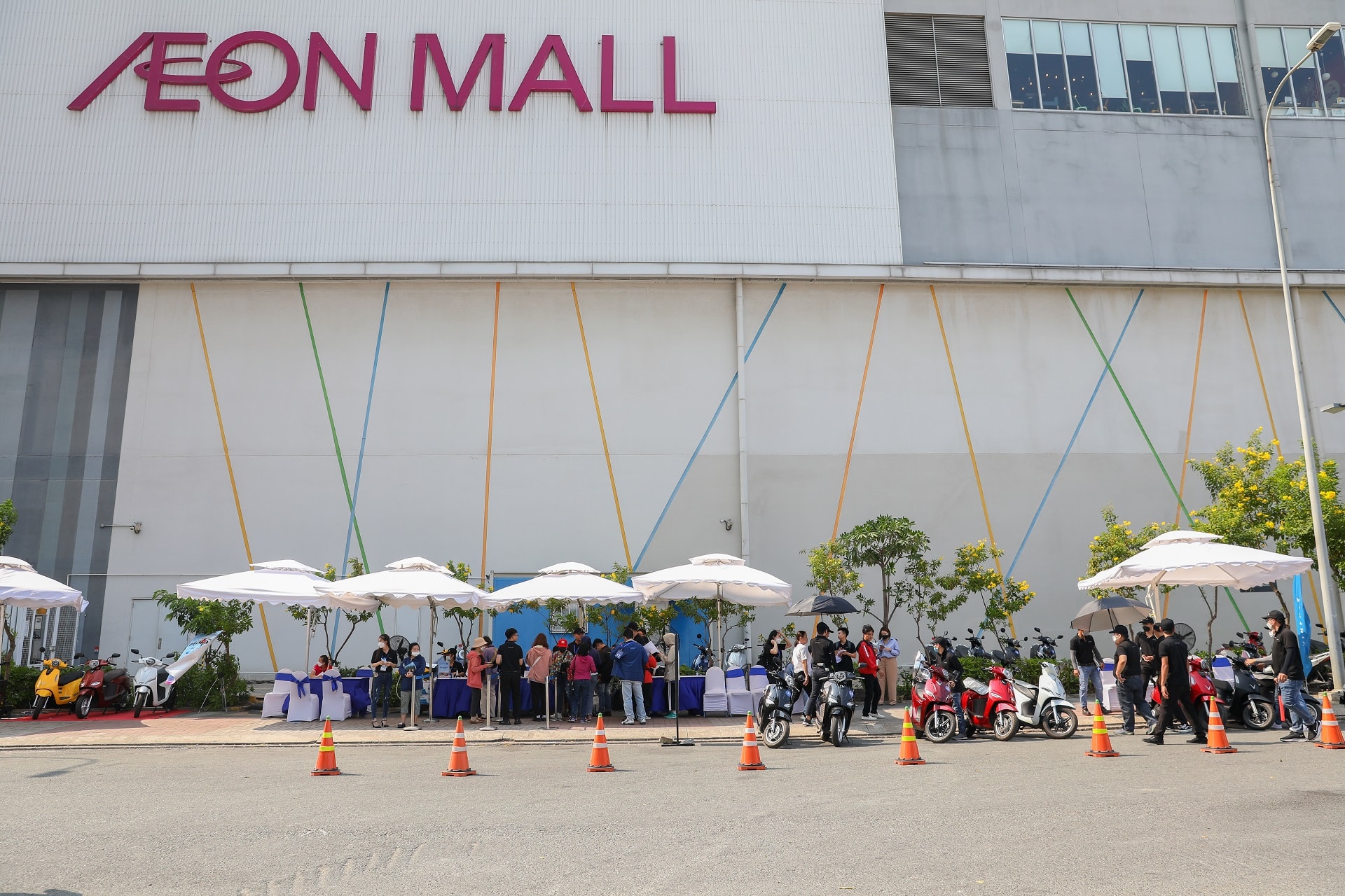 hang ngan nguoi lai thu xe san voucher mua xe may dien vinfast hinh 2