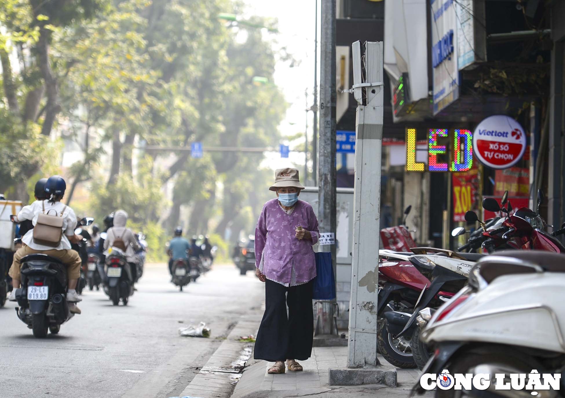via he sau khi ke vach nguoi dan van khong co loi di khi 1 ben la xe may 1 ben la cot dien hinh 4