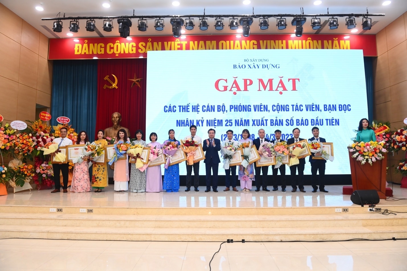 bao xay dung ky niem 25 nam xuat ban so bao dau tien hinh 8