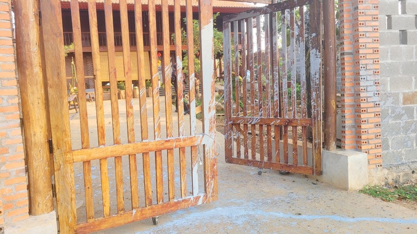 gia lai mot phong vien bi de doa nem dau cho vao nha rieng hinh 2