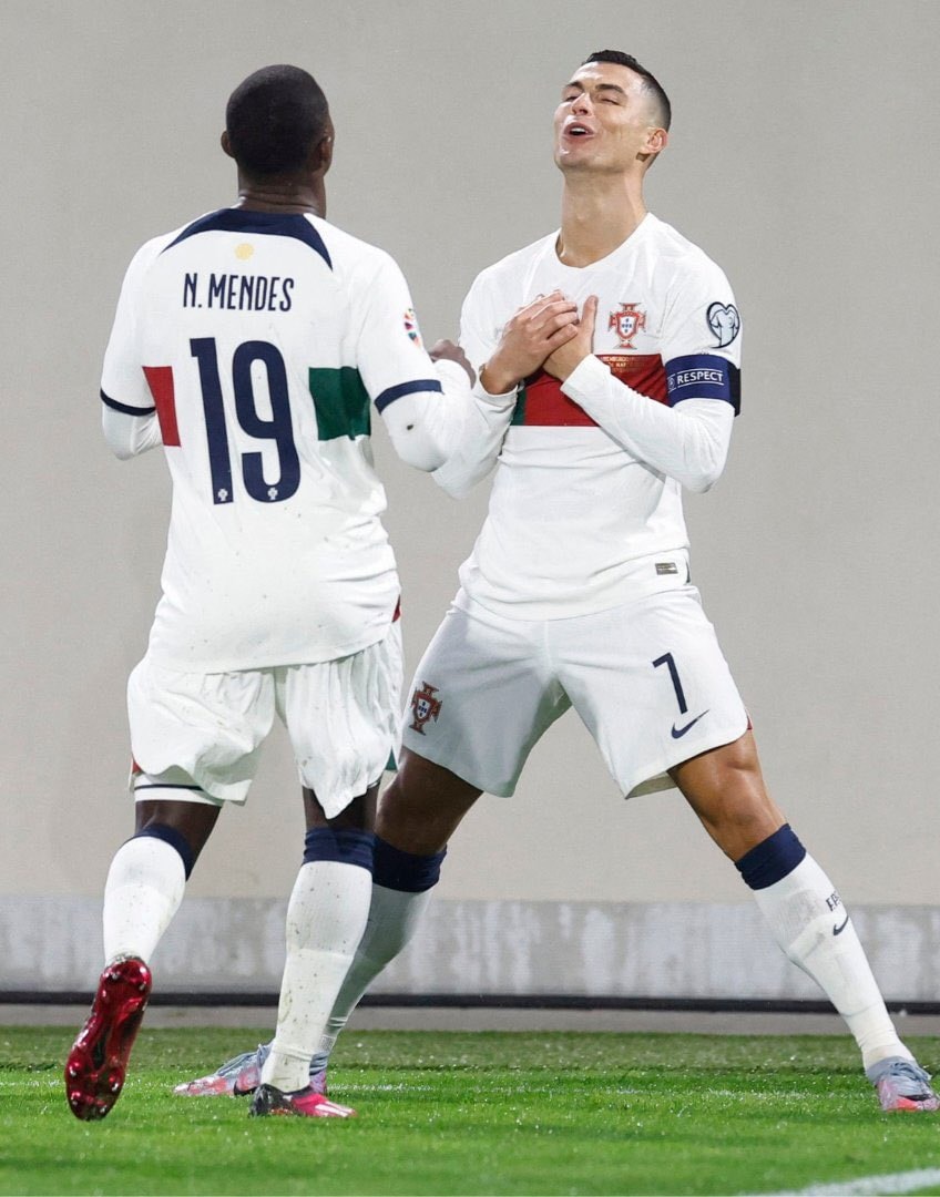 ronaldo khoe kieu an mung moi khi ghi ban vao luoi luxembourg hinh 2