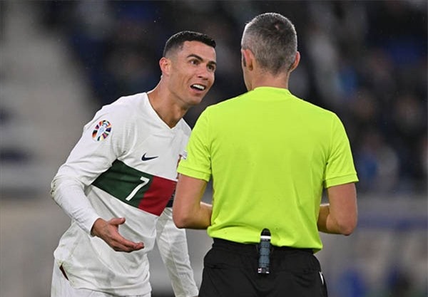 ronaldo khoe kieu an mung moi khi ghi ban vao luoi luxembourg hinh 3