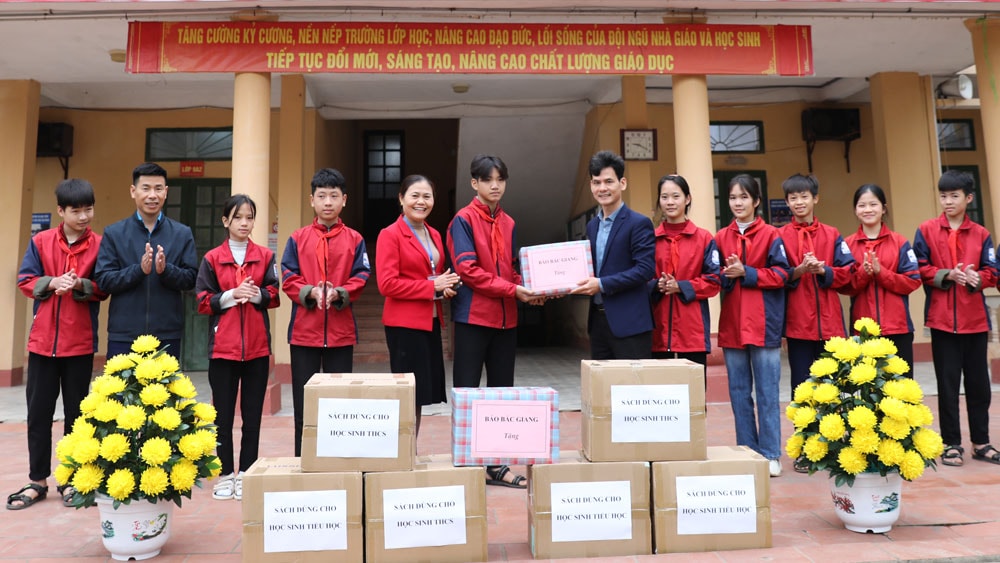 bao bac giang tang 1 nghin cuon sach cho hoc sinh xa dac biet kho khan hinh 1