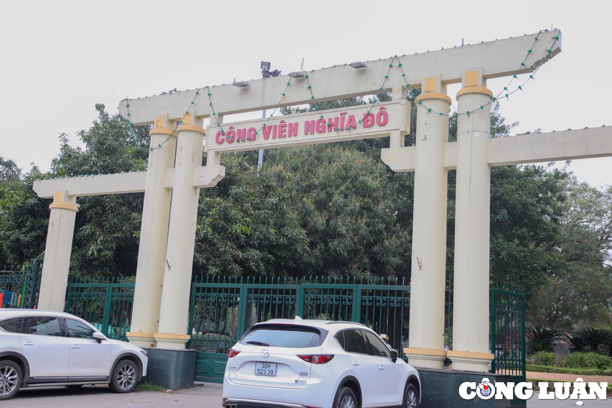 ha noi cong vien nghia do xuong cap via he bi chiem dung hinh 1