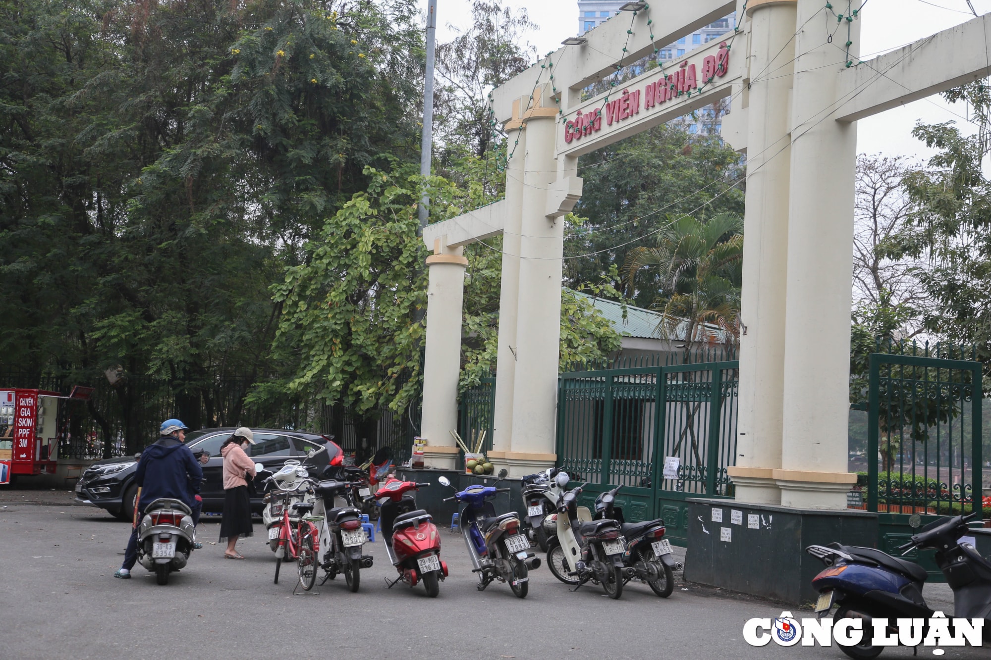 ha noi cong vien nghia do xuong cap via he bi chiem dung hinh 3