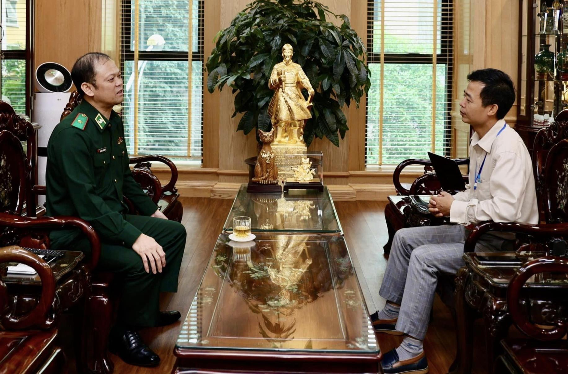 nha bao nguyen viet ton su gan bo nghia tinh voi bien cuong va nguoi linh quan ham xanh hinh 1