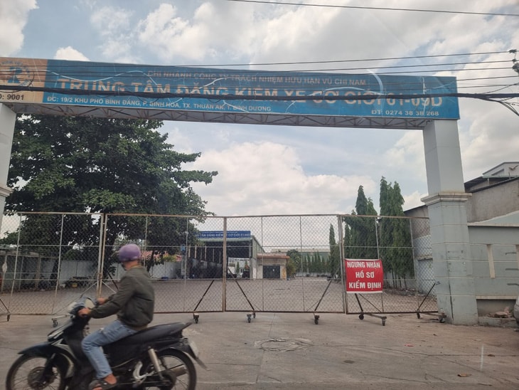 bat khan cap giam doc va 4 can bo trung tam dang kiem 6109d binh duong hinh 1