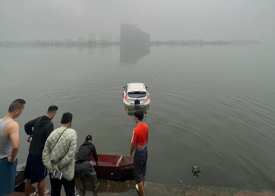 ha noi nguoi phu nu lao thang o to xuong ho tay vi dap nham chan ga hinh 1