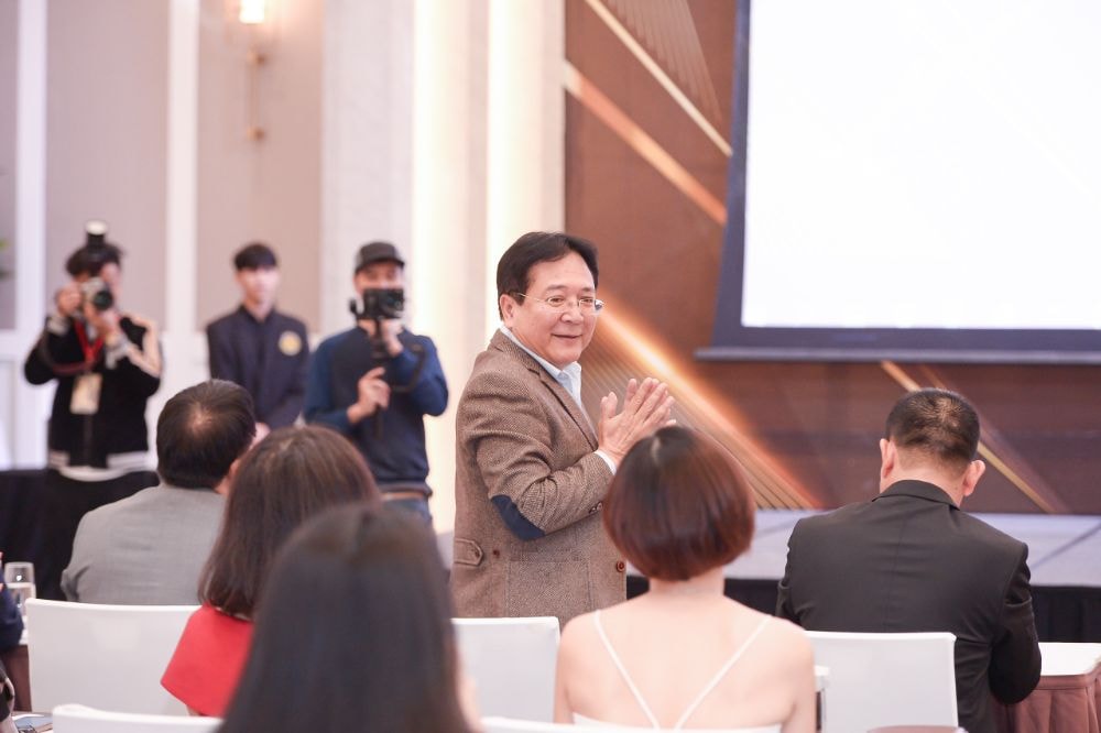 hoa hau phan kim oanh lam giam doc quoc gia cuoc thi hoa hau quy ba hoa binh viet nam 2023 hinh 11
