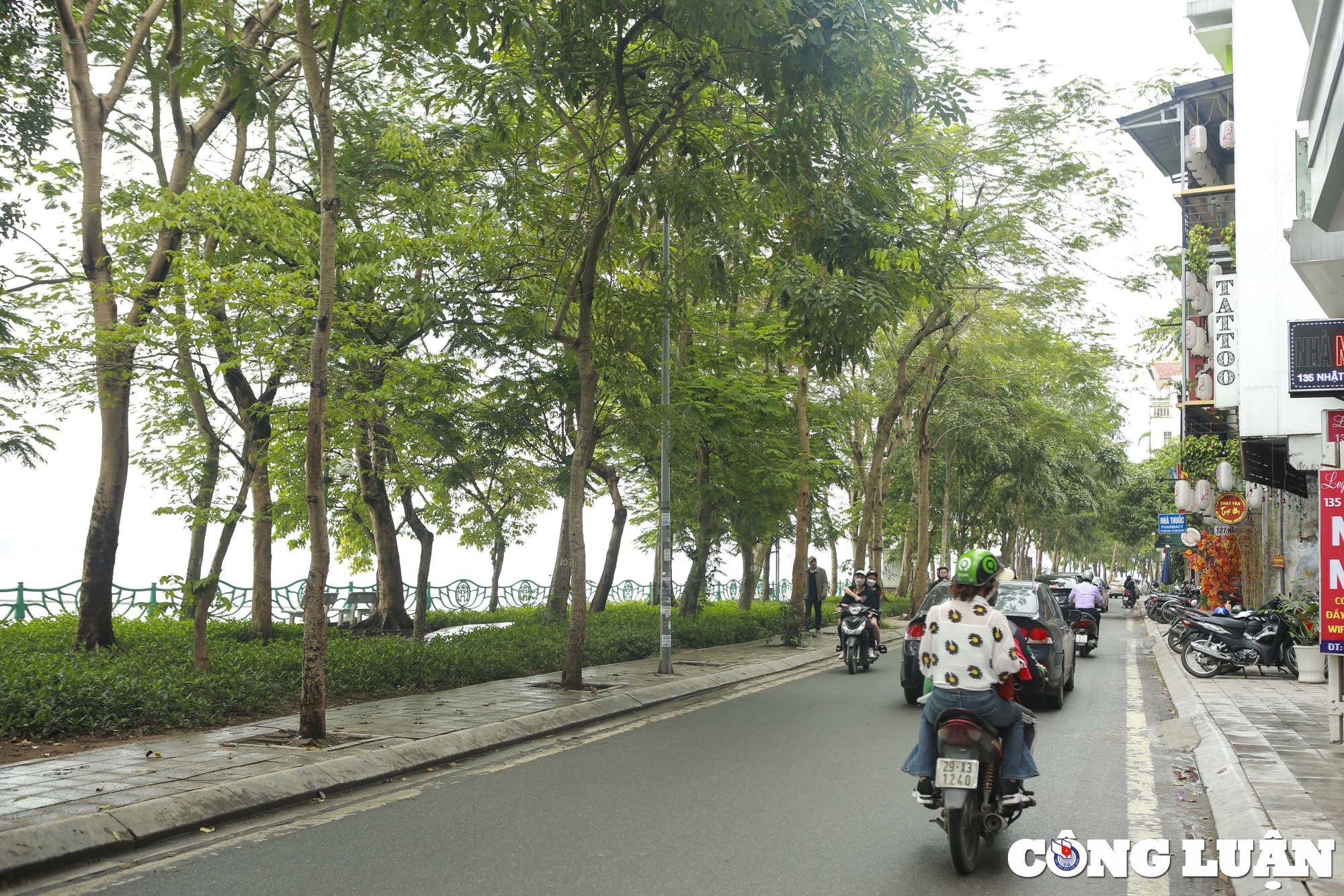 ha noi sau mot thang gianh lai via he tuyen duong quanh ho tay da co nhieu thay doi hinh 2
