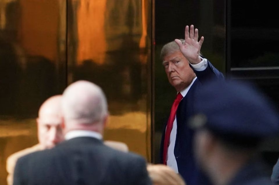 ong trump den new york de dau thu phan doi viec phat song phien toa tren truyen hinh hinh 1