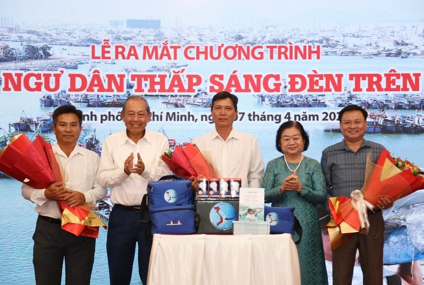 bao phap luat tphcm khoi dong chuong trinh cung ngu dan thap sang den tren bien hinh 1