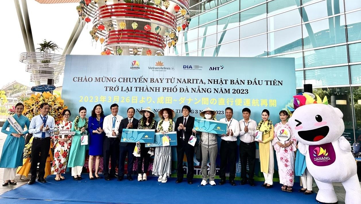 khach du lich tang truong manh da nang doi thoi diem bung no hinh 1