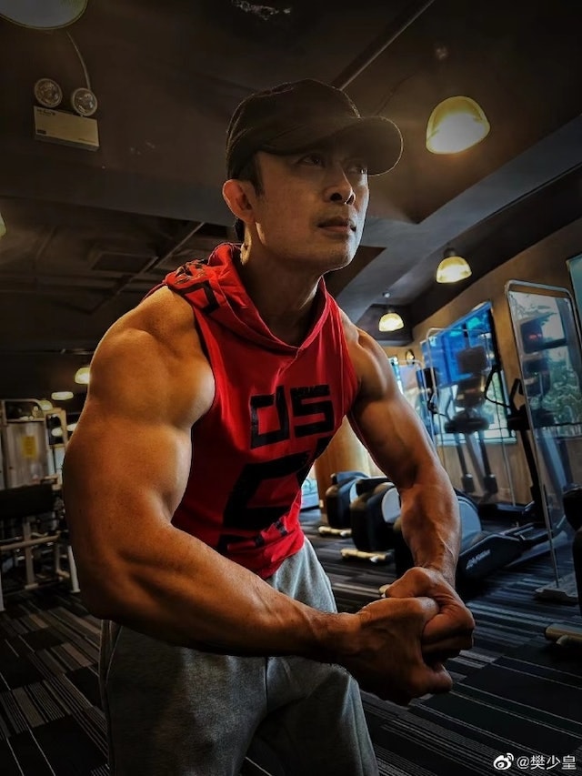 phan thieu hoang khoe co bap o tuoi 50 khi vao vai nguu ma vuong hinh 3