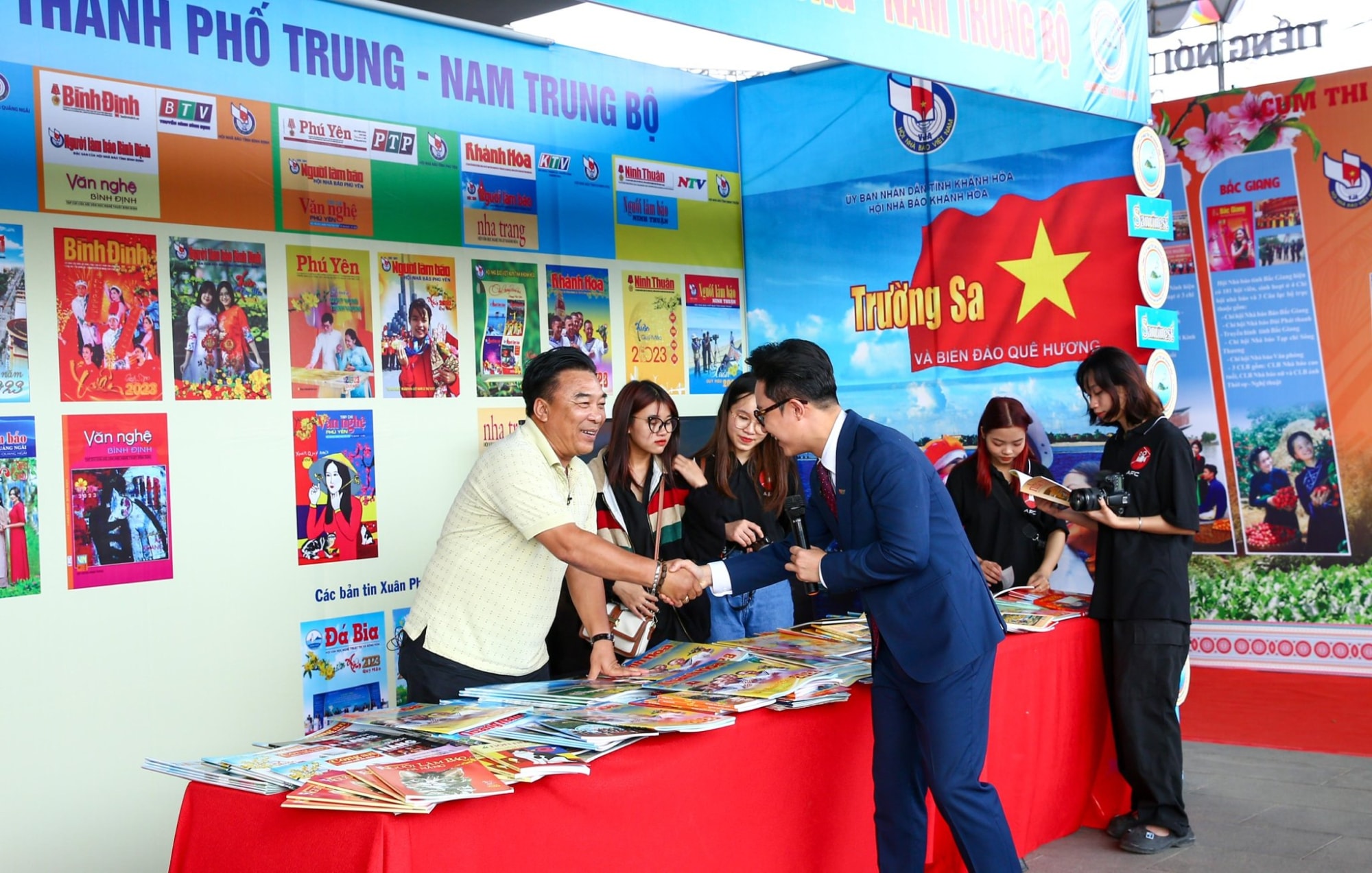 chung toi hoat dong voi tinh than doan ket chu dong doi moi hinh 2