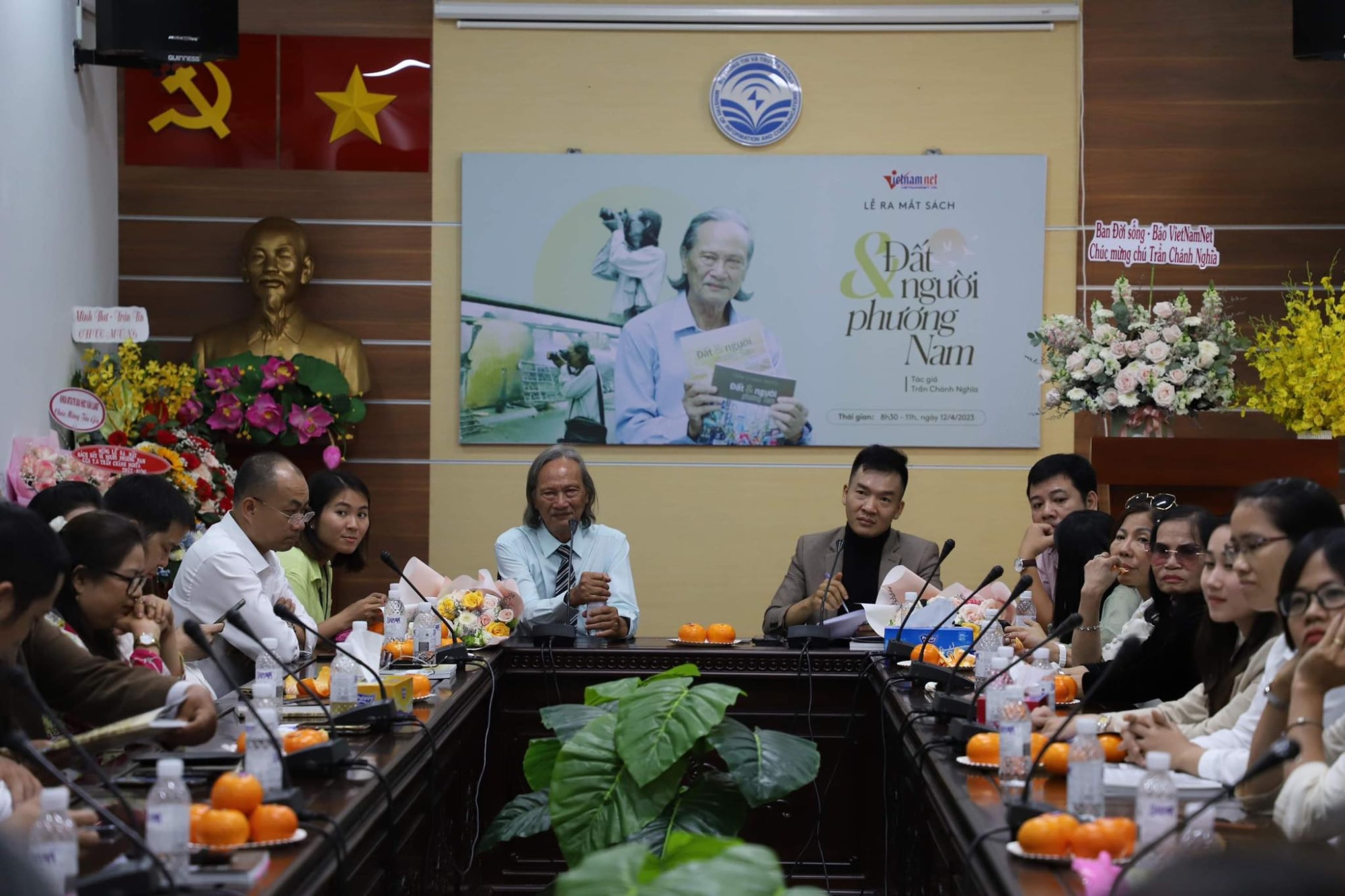 ra mat sach dat va nguoi phuong nam cua tac gia tran chanh nghia hinh 3