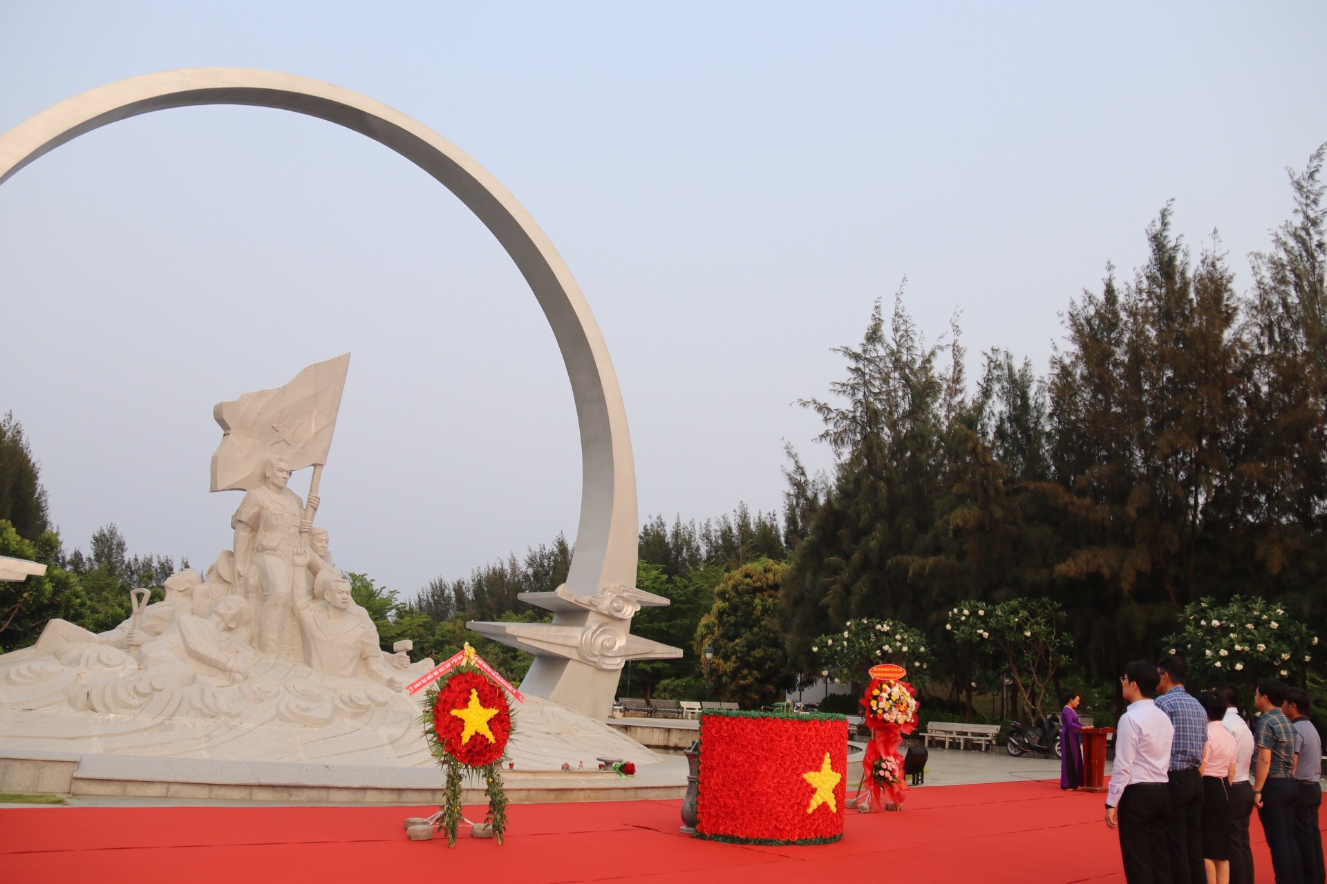 hoi nha bao viet nam dang huong tai khu tuong niem chien si gac ma hinh 1