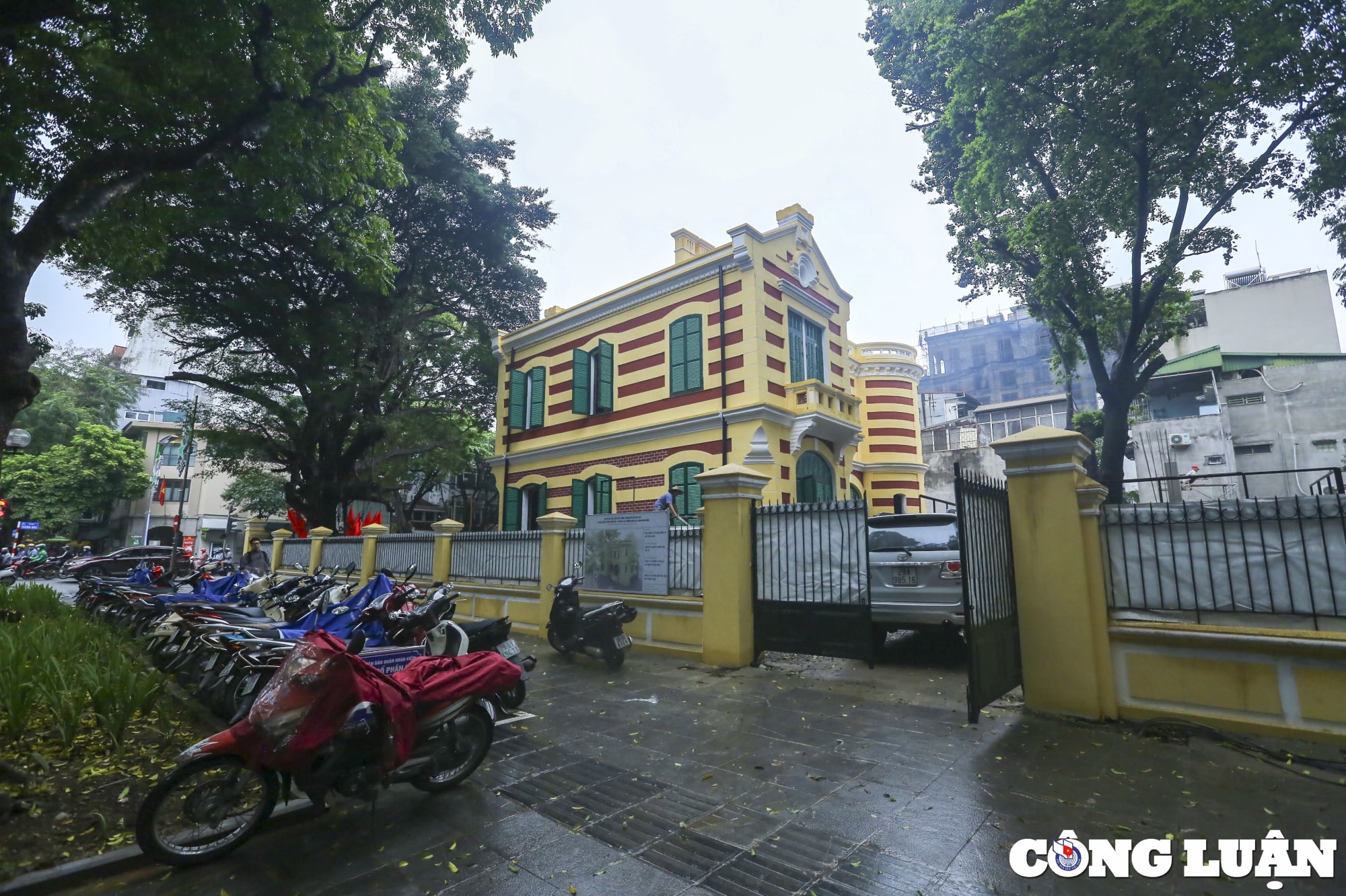 can canh can biet thu phap co dang duoc sua chua nam tren khu dat vang cua ha noi hinh 1
