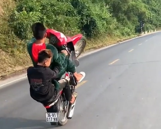 trieu tap nhom thanh nien boc dau xe may tren quoc lo hinh 1