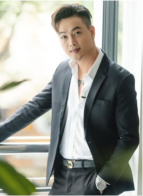 ca si titi va vu cong bi man hinh led de trung nguoi khi dang bieu dien hinh 1
