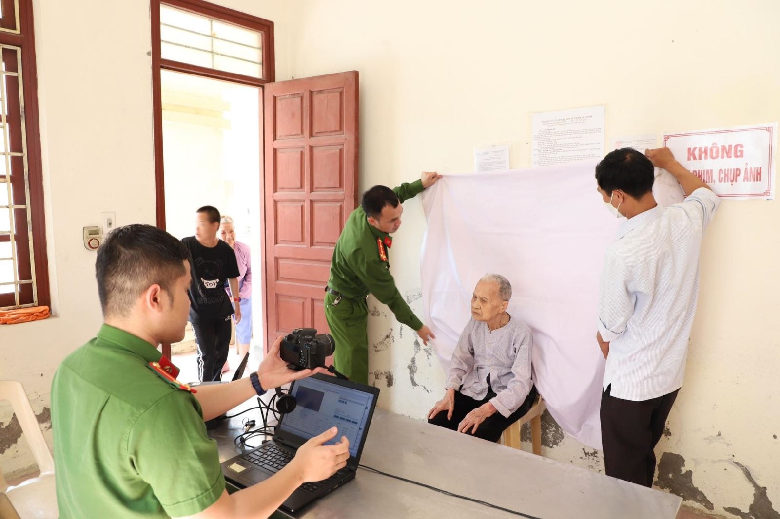 bo truong cong an khen thuong 9 don vi cong an xa hoan thanh cap 100 can cuoc cong dan gan chip hinh 1