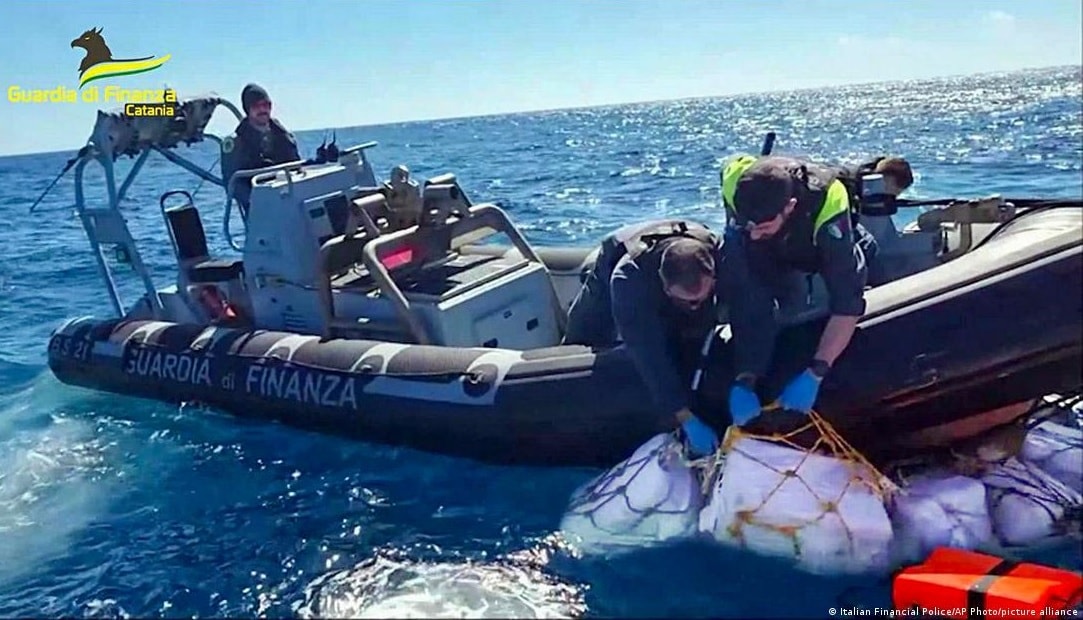 canh sat y thu giu 2 tan cocaine ngoai khoi sicily hinh 1