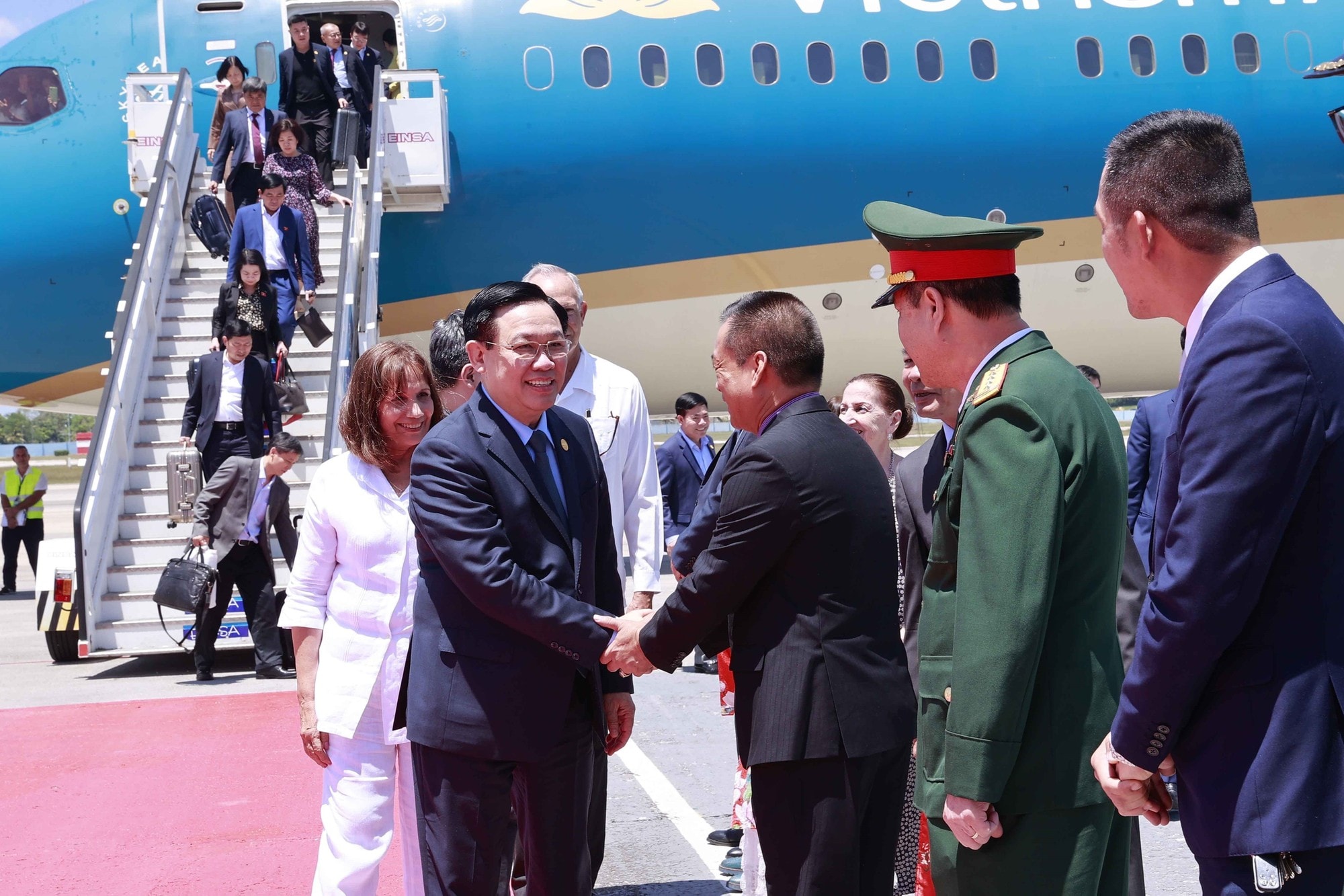 chu tich quoc hoi vuong dinh hue bat dau tham chinh thuc cuba hinh 4
