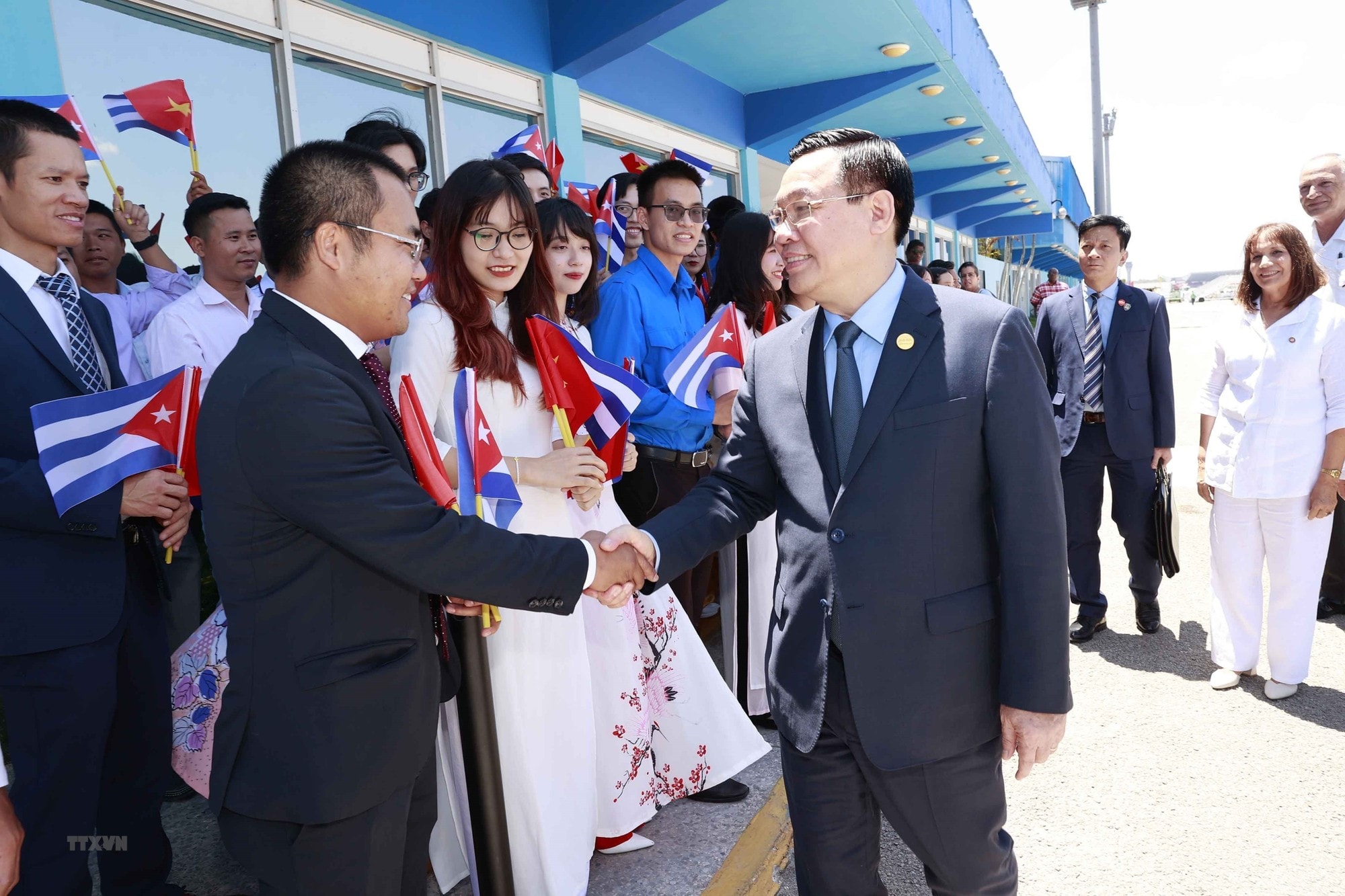 chu tich quoc hoi vuong dinh hue bat dau tham chinh thuc cuba hinh 5