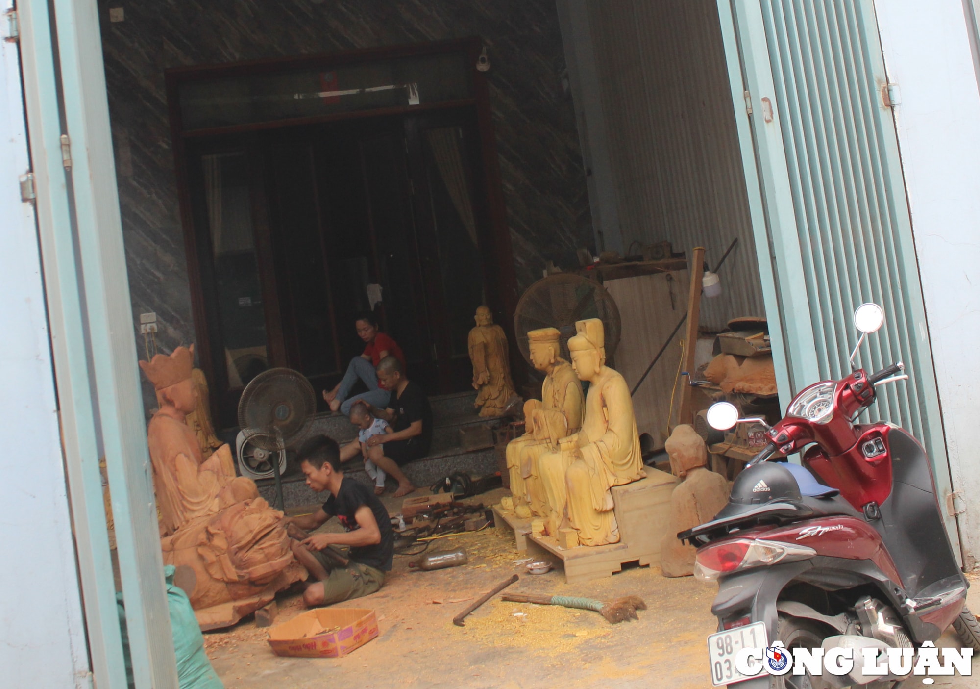 doc dao ngoi lang 400 nam giu gin nghe thoi hon vao nhung pho tuong go hinh 12