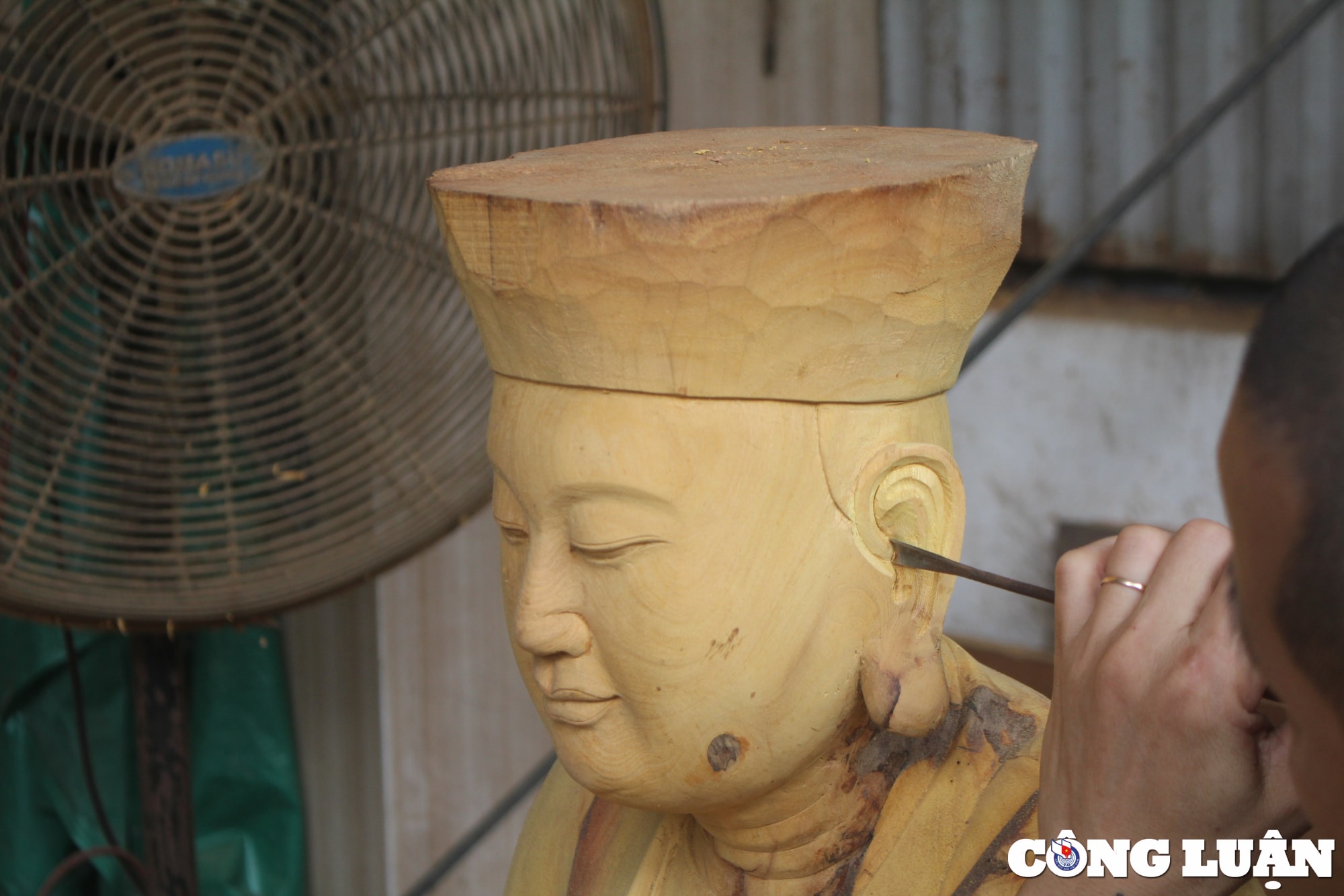 doc dao ngoi lang 400 nam giu gin nghe thoi hon vao nhung pho tuong go hinh 2
