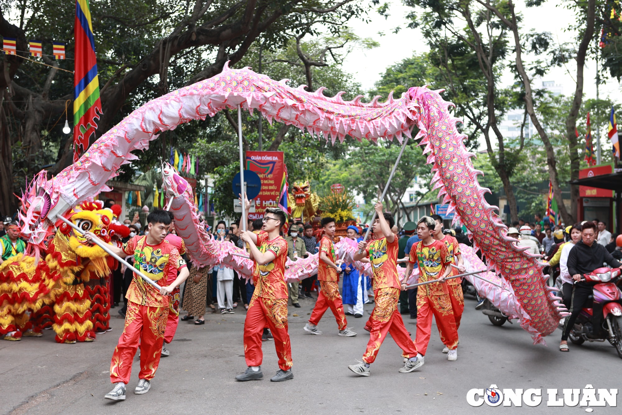ha noi hang nghin nguoi dan ve tray hoi chua lang quan dong da hinh 19