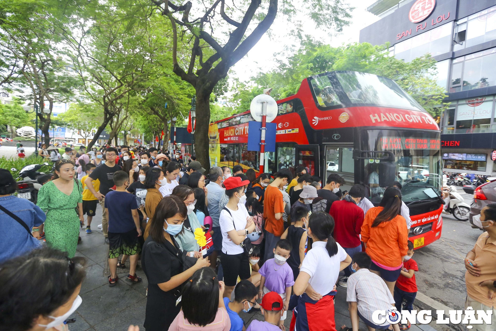 ha noi hang nghin nguoi xep hang dai cho di xe buyt hai tang mien phi hinh 1