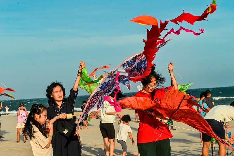 hap dan le hoi tha dieu tren bai bien phan thiet hinh 1