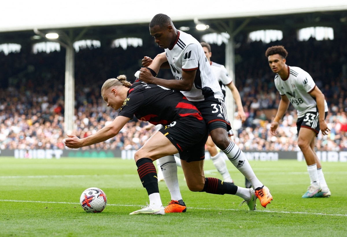 man city chiem ngoi dau cua arsenal man united danh bai aston villa hinh 1