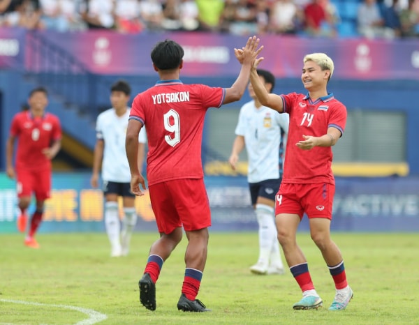 thang u22 lao 4 1 u22 thai lan cham mot tay vao ban ket sea games 32 hinh 1