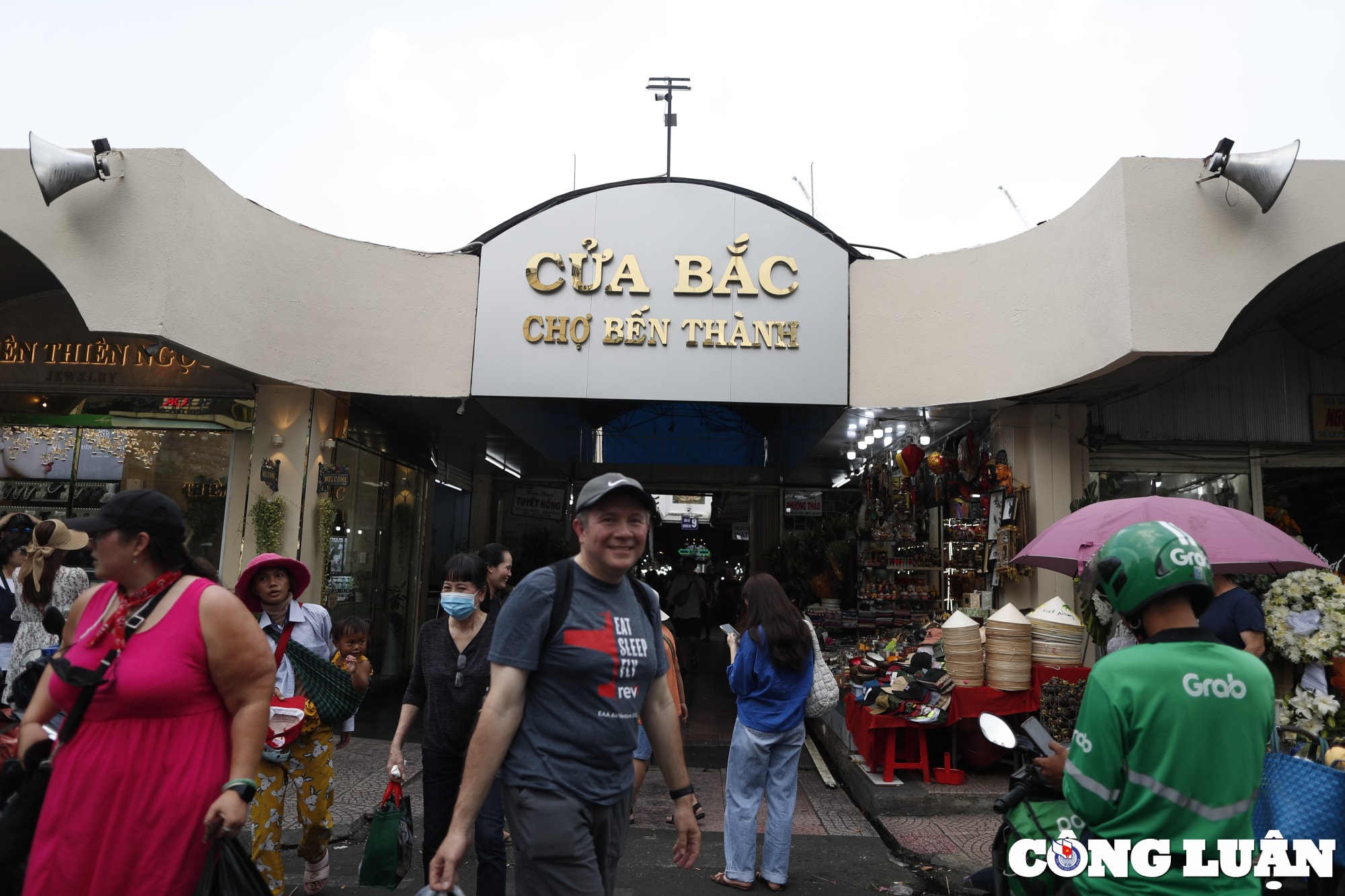 thay ao moi cho ben thanh tro thanh diem check in thu hut khach o tp hcm hinh 3
